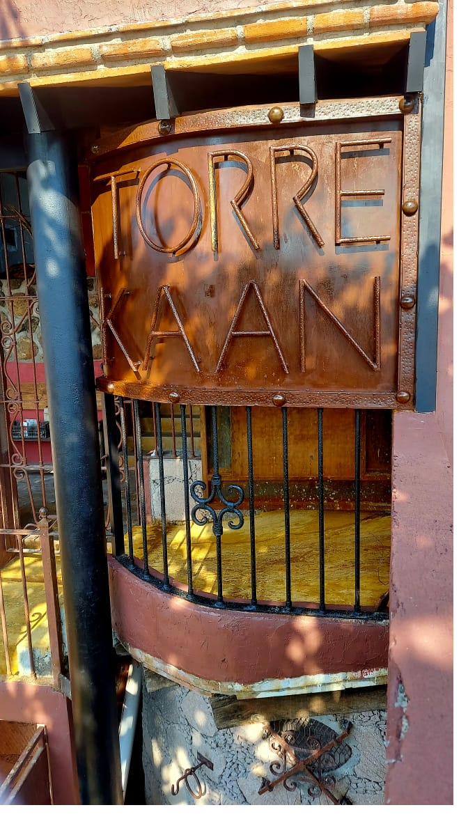 Letrero de cobre de la Torre Kaan en Casa de Piedra